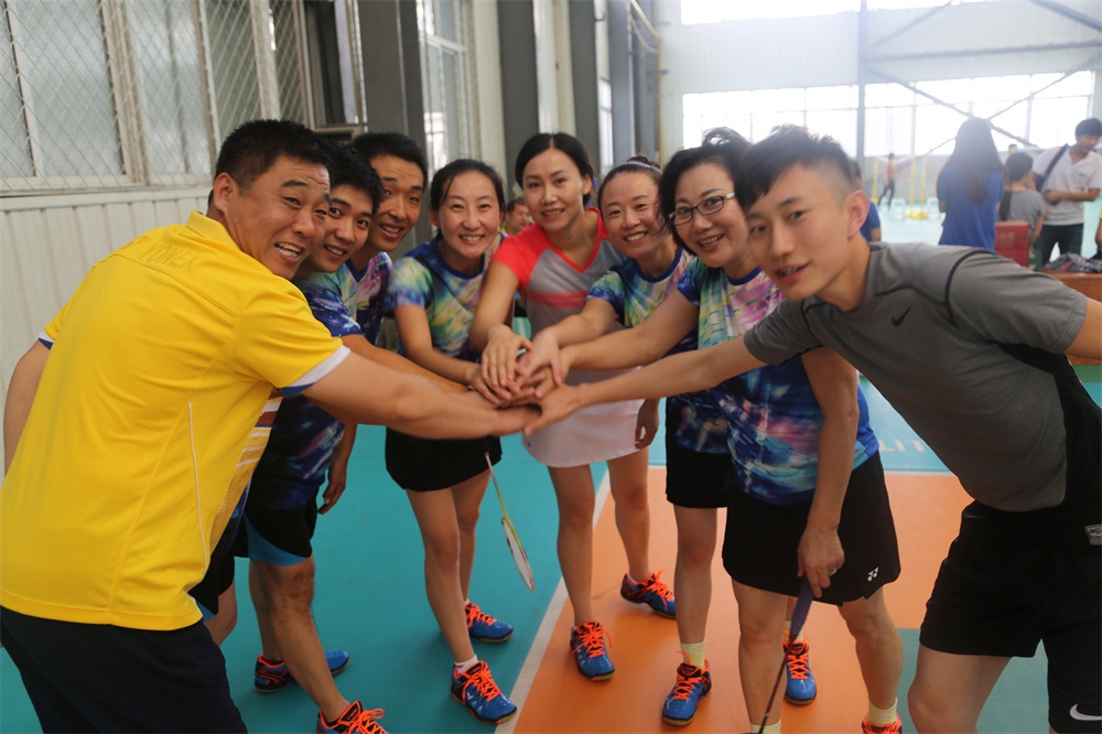 開發(fā)區(qū)第一屆羽毛球賽收拍 我公司選手獲男雙季